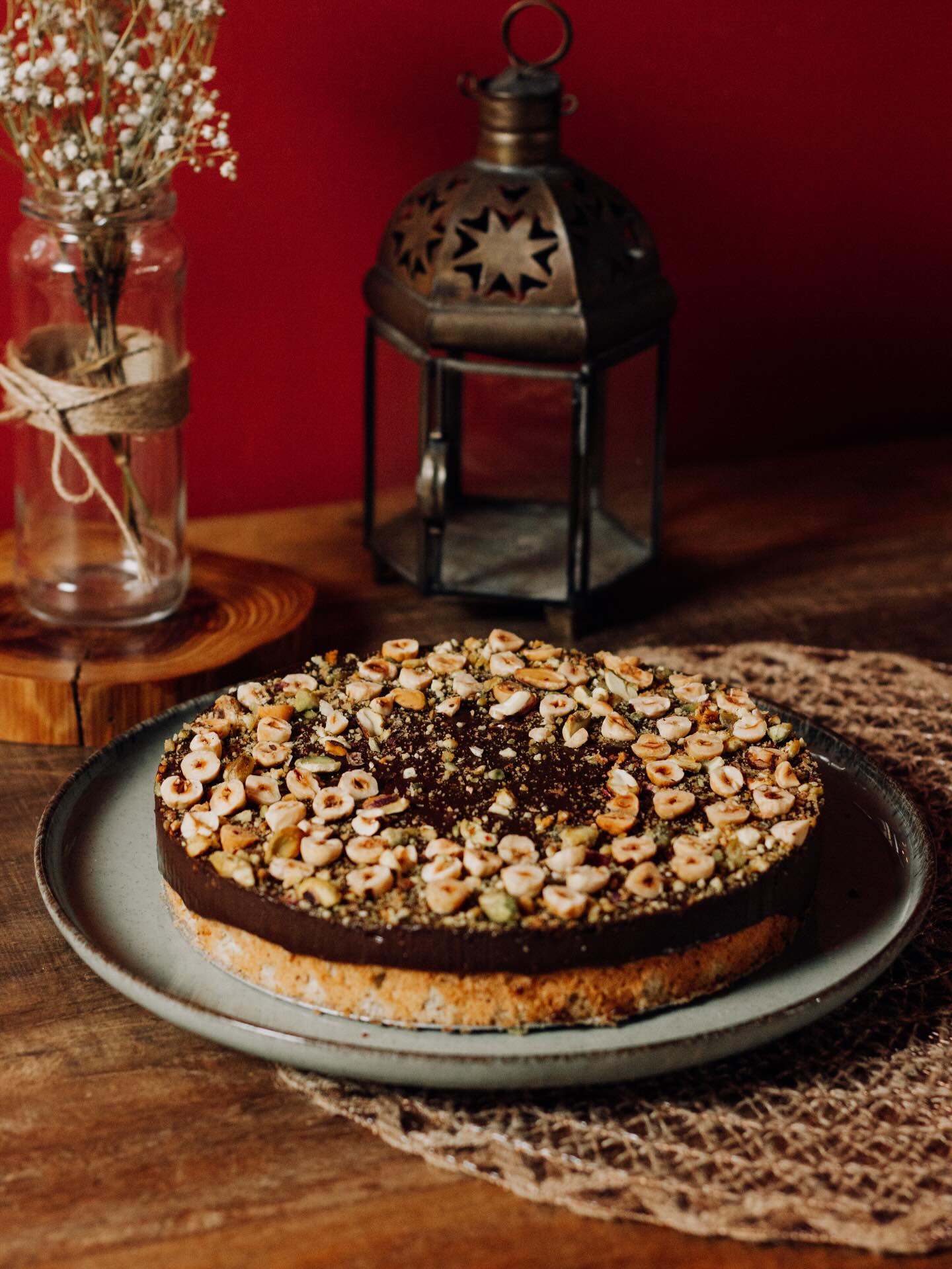 Mesa com cafés, torta, empanadas e outras opções da experiência gastronômica